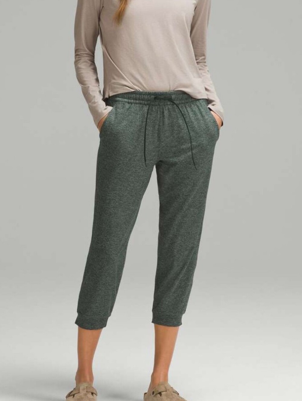 Lululemon Classic Fit Women's Olive Green Drawstring Capri Jogger Pants Sz 8